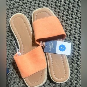 Target Universal Threads Maren Sandal SIZE 7